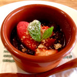 築地フレンチ メゾンミッシェル - デセール：ココナッツのブラマンジェ　ベリーソース、近影。結構濃いベリーソースなんですが、ココナッツの風味が負けてませんね。