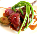 メイン：和牛もも肉のステーキ　エストラゴン風味（＋700円）、近影。アスパラソバージュが目に鮮やかですね。