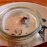 季節の一皿：フォアグラのフラン、近影。中に見える固形物はムースロン茸というきのこ。香りも味も芳醇で◎。