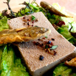 築地フレンチ メゾンミッシェル - 前菜：鮎のパテ　稚鮎のフリット添え、近影。最初にワタの苦味を感じるのになぜかすぅーっと消えて旨味だけ残るという不思議な味覚の一品。