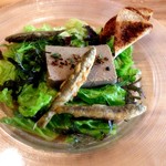 前菜：鮎のパテ　稚鮎のフリット添え、全景。緑の海を泳ぐ稚鮎が目にも楽しい。