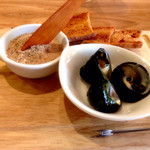 アミューズ:しったか貝のポシェ・豚肉のリエット、近影。ポシェ（pocher）は煮立たせないで塩ゆでさせる調理法のこと。