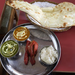 GANESH INDIAN RESTAURANT - ランチのタージセット(1,250円) カレー2種(マトンカレーとサグチキンカレーをチョイス)とシークカバブ・タンドリーチキン・ナン・ライス