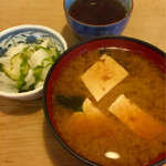 大衆割烹 三州屋 - デカ木綿豆腐の味噌汁と青ジソの香る漬物