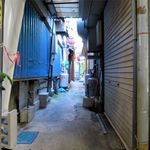 おとん - この奥がお店です