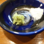 らぁ麺 とうひち - つけそばを食べるときは、最初はこのヌチマースという塩を麺にかけていただきましょう。