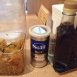 カレーの王様 - レーの王様 青山店 ＠外苑前 福神漬け風漬物と卓上調味料