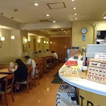 カレーの王様 - カレーの王様 青山店 ＠外苑前 セルフ着座方式の店内