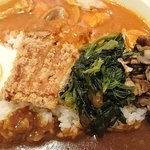 カレーの王様 - カレーの王様 青山店 ＠外苑前 王様スペシャルにトッピングされるハーフゆで卵（玉子）・ハーフチキンタツタ・ほうれん草・ナスとキノコ