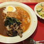 カレーの王様 - カレーの王様 青山店 ＠外苑前 王様スペシャル 710円 ＋ グリーンサラダ 110円（共に税込）