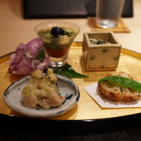 ぎんざ 一二岐 - 八寸：じゅんさうと夏野菜、２種類のインゲンごまあえ、北寄貝水茄子のわさびあえ、あおりいかと蓮根のさつま揚げ