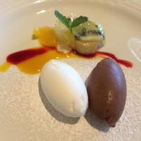 シェヌー - ココナッツとチョコレートのジェラード
                フルーツジュレ添え