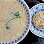 喜太郎 - No.5セット（ラーメン＋半チャーハン）こってりトッピング
チャーシューもメンマもナルトも全て背脂に隠れている
が、くどくない
刻んだネギにミョウガが少し香るのは、狙いか偶然か絶妙な爽やかさ