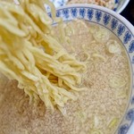 喜太郎 - No.5セット（ラーメン＋半チャーハン）こってりトッピング
チャーシューもメンマもナルトも全て背脂に隠れている
が、くどくない
刻んだネギにミョウガが少し香るのは、狙いか偶然か絶妙な爽やかさ