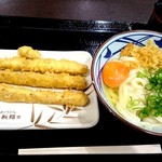 丸亀製麺 - 丸亀製麺 釜玉うどん(並)(350円)＆トッピング ごぼう天(130円) fromグリーンロール