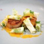 ici - 帆立貝のポワレ　ブールブランとトマトのソース