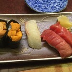 良美 - ウニ、たい、まぐろ
当然ですが、シャリが小さくネタの大きいにぎりでした。