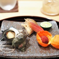 新富 なぐも - 焼物　メバル塩焼き　姫サザエ　山桃
                