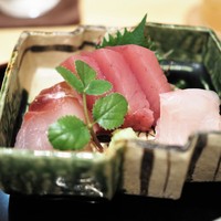 新富 なぐも - お造り　めじまぐろ　あずきはた　鯛の昆布締め
                