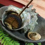 山田亭 - 先付け：生湯葉いくら・朝取サザエのつぼ焼き・葉山牛のロースト・手作り胡麻豆腐