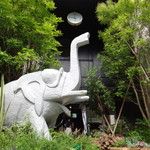 北野坂 こばやし - 神戸北野にある　象ビル！その名前の通り、ビルの前には、象の像が有ります。
            