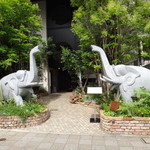 北野坂 こばやし - 神戸北野にある　象ビル！その名前の通り、ビルの前には、象の像が有ります。
            