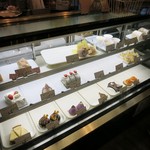 お菓子なcoto - ショーケースの様子。