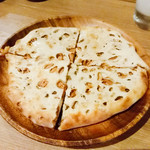 カッチャル バッチャル - カブリナン(いちじくとナッツのナン)
      最後にやっぱり食べたいと追加。
      カウンター席から作っている工程がよく見えました!!まるでお洒落な洋菓子のよう～
      さっぱりしつつ香りが抜群にいい。