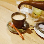 カッチャル バッチャル - カレーの後は～スパイスの効いたこちらの飲み物が最高に合う♪お砂糖を自分で入れるタイプなので無糖派の私には嬉しい。