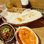 カッチャル バッチャル - ナン(レギュラーサイズ)と
      スパイシーマトンカレーと
      バターチキンカレー。