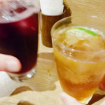 カッチャル バッチャル - オペレーター(白ワイン＋ジンジャー)とキティー(赤ワイン＋ジンジャー)
      私達の好みは白ワインの方でした。