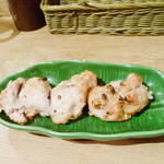 カッチャル バッチャル - チキンマライティッカ!!
      こちらも癖の無い美味しさ♪
      柔らかくジューシー。