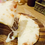 カッチャル バッチャル - チーズの美味しさはもちろん、珍しくガーリックが効いていて最高に幸せ♪
      ビールとコレだけでも行く価値あり(^o^)