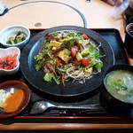 鮪とアボカドのポキライス。