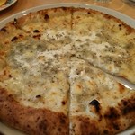 52737627 - ウマウマの4種のチーズピッツア