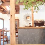 Nem Coffee&Espresso - 店内のテーブル席の風景です