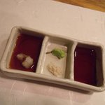 すてーき一郎 - 左からおろしポン酢、本生すりおろし山葵と塩、にんにく醤油