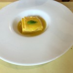 こぶみかん - 「南国の香り マンゴーのプリンとソースです」