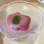 「熱帯のフルーツ グアバのジュレにソースをかけて」