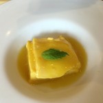 こぶみかん - 「南国の香り マンゴーのプリンとソースです」