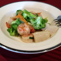 全聚徳 新宿店 - 季節の野菜と海鮮の炒め物