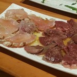 ビストロ シン 2 - 【2016年6月】朝びき鶏レバーのカルパッチョ＆大山鶏タタキ
      合い盛り：750円
      