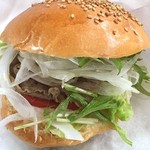 はしもと珈琲館 - 白老牛のサラダバーガー。
            野菜もモリモリで、美味しゅうございました( ´ ▽ ` )ﾉ