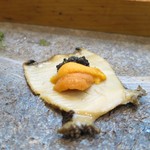 寿司栄 - 蒸し鮑　雲丹とキャビア