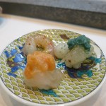 寿司栄 - 縞海老　白海老生口子　ガス海老卵乗せ