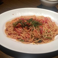 渋谷アチェーゾ - ベーコンとほうれん草のトマトソーススパゲッティ大盛り
