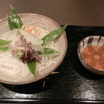 鮎知 - 繊細なつま物の下には大ぶりお造りが8切れもありました