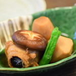 Yourou No Taki - 煮物・・・黒っぽい物体は烏賊の嘴です。