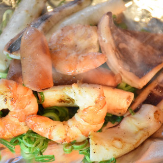 精選食材的鐵板料理，還有多樣的配菜選擇