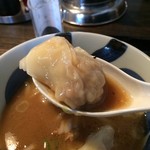 三ツ矢堂製麺 - 粗びきワンタン角度１